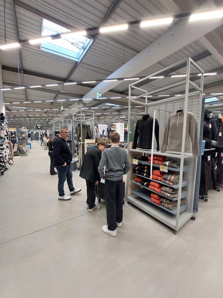 Les élèves de Seconde Bac Pro Métiers de la Relation Clients au cœur du nouveau concept Décathlon 7 20260317 081115