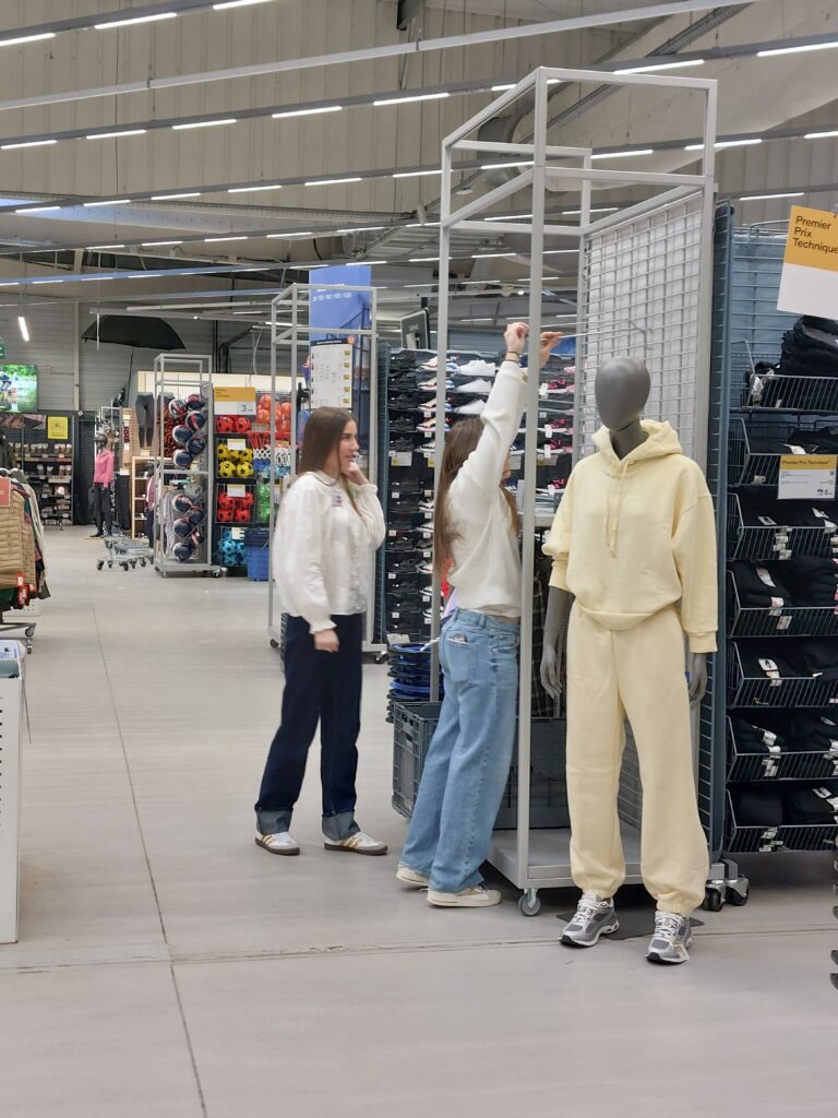 Les élèves de Seconde Bac Pro Métiers de la Relation Clients au cœur du nouveau concept Décathlon 5 20260317 081529