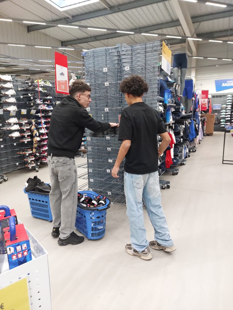 Les élèves de Seconde Bac Pro Métiers de la Relation Clients au cœur du nouveau concept Décathlon 4 20260317 082253