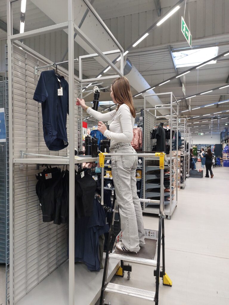 Les élèves de Seconde Bac Pro Métiers de la Relation Clients au cœur du nouveau concept Décathlon 3 20260317 082521 1