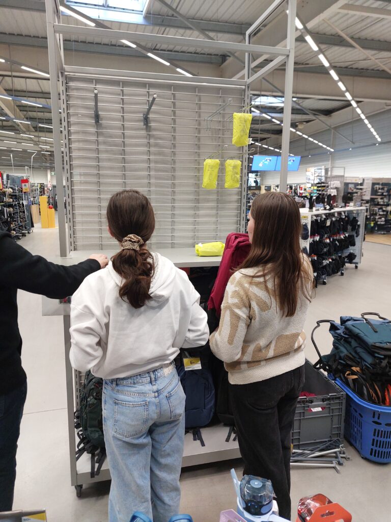 Les élèves de Seconde Bac Pro Métiers de la Relation Clients au cœur du nouveau concept Décathlon 2 20260317 082809