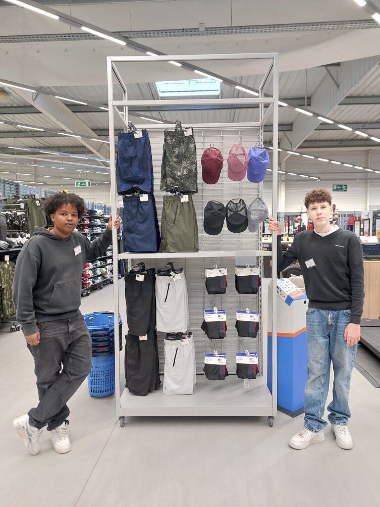 Les élèves de Seconde Bac Pro Métiers de la Relation Clients au cœur du nouveau concept Décathlon 1 20260317 090825