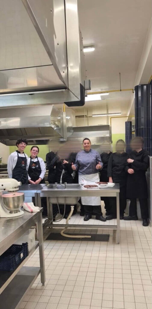 Un repas dans le noir solidaire pour Louise et Jules, élèves au lycée Carnot Bertin 8 AEEB1AE1 1622 42D6 842A 46C7413C6EE9